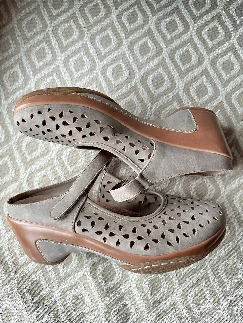 Rialto Vienna Cutout Mary Jane Wedge Clogs Mules Taupe Grey Size 9M